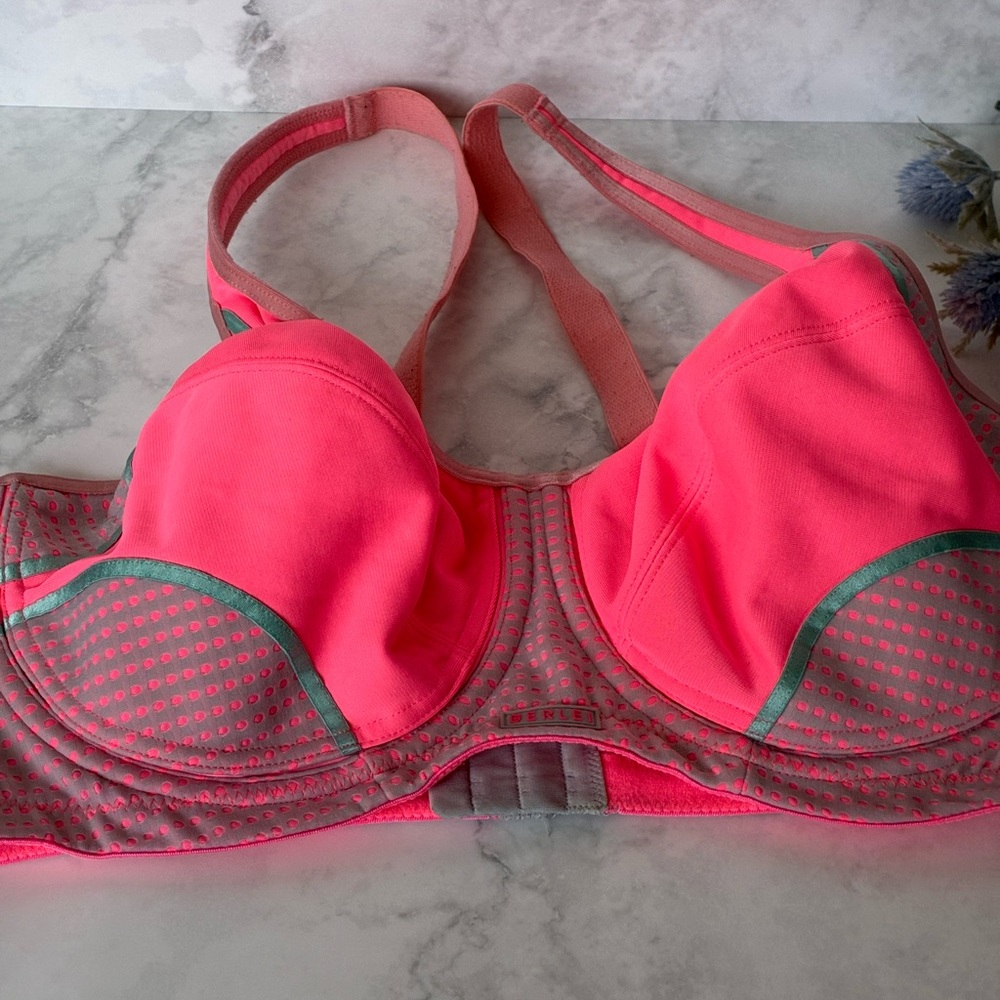 BERLEI Electrify Underwire High Impact Sports Bra
Size 40DD - Picture 10 of 10